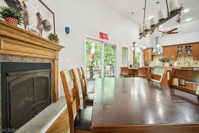 Building Photo - 195 Chaucer Dr