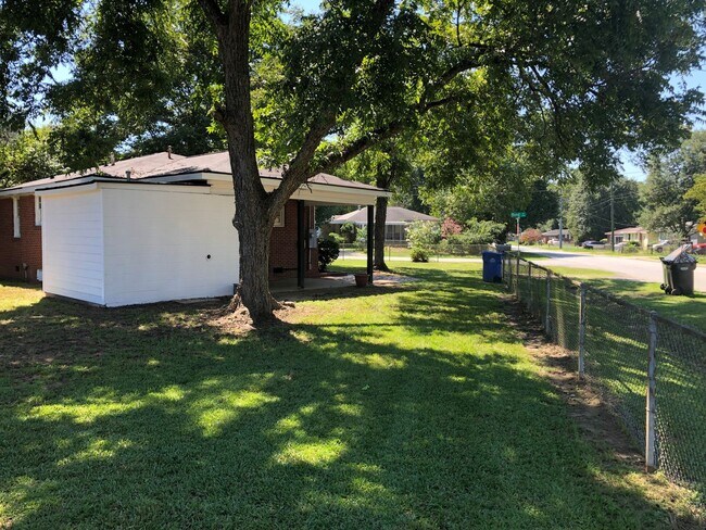Building Photo - r2302