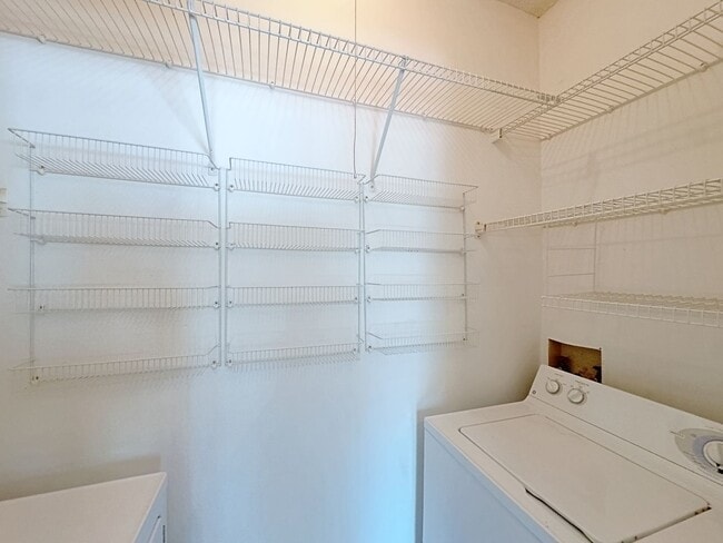 Building Photo - Welcome to this charming 2-bedroom, 2-bath...