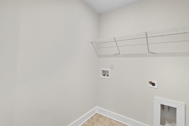 Building Photo - Modern 3 Bedroom, 2.5 Bath Townhome in Chapel Green