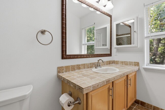 Building Photo - 9902 Lago Dr