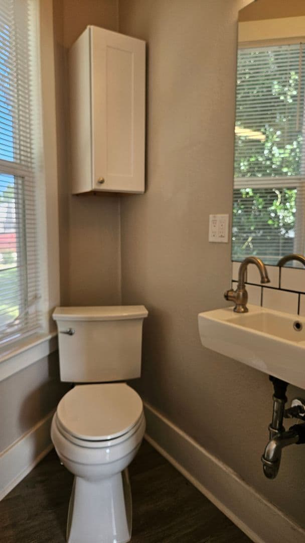 Building Photo - Super cute Duplex in Heart of Tacoma (Lowe...