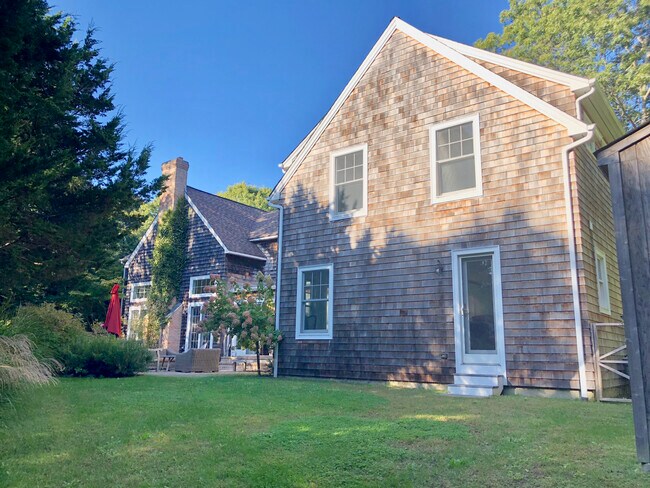 Building Photo - 10 Deer Path