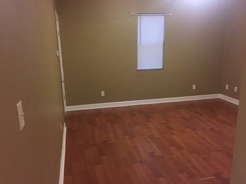 Livingroom - 357 College Ave