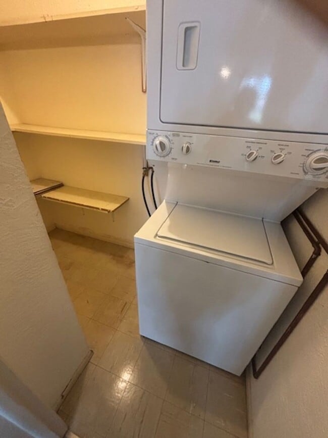 Building Photo - 55+, quaint 2/1 in a gated community locat...