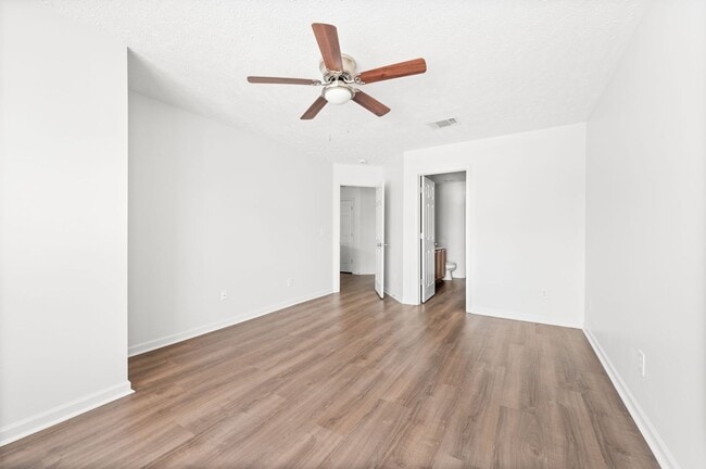Building Photo - Stunning 3BR/2.5BA Updated Townhome in Pri...