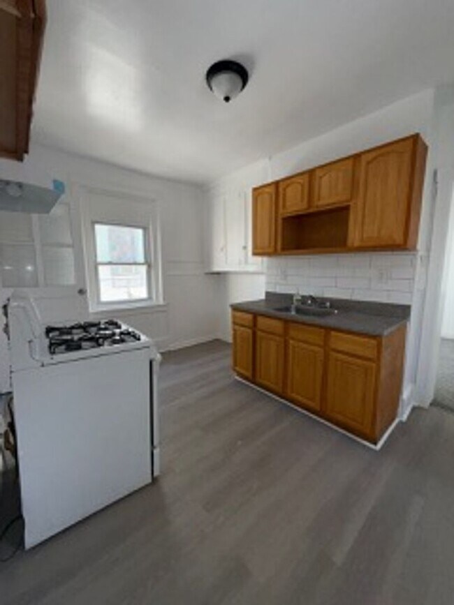 Building Photo - 321 E Price St