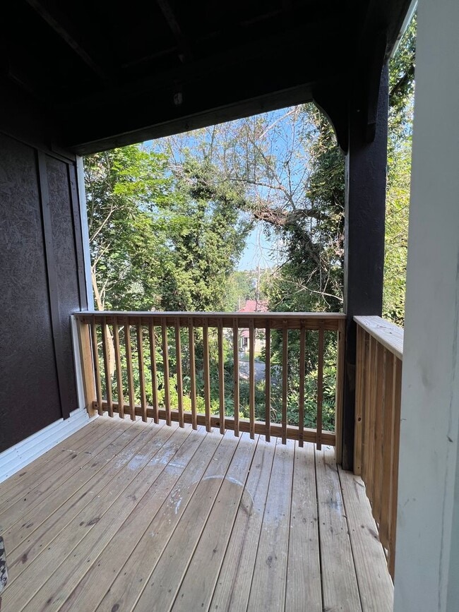 Building Photo - Updated 4BR 1.5 bath home with rear parking!