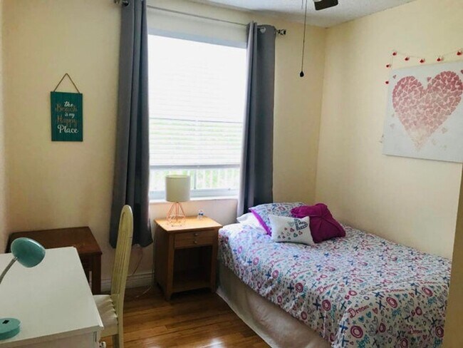 Building Photo - 2100 Greenview Shores Blvd