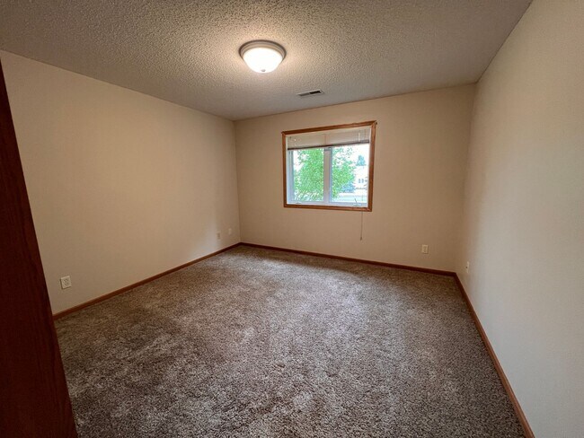 Building Photo - Great Single Level 2 Bedroom Townhome