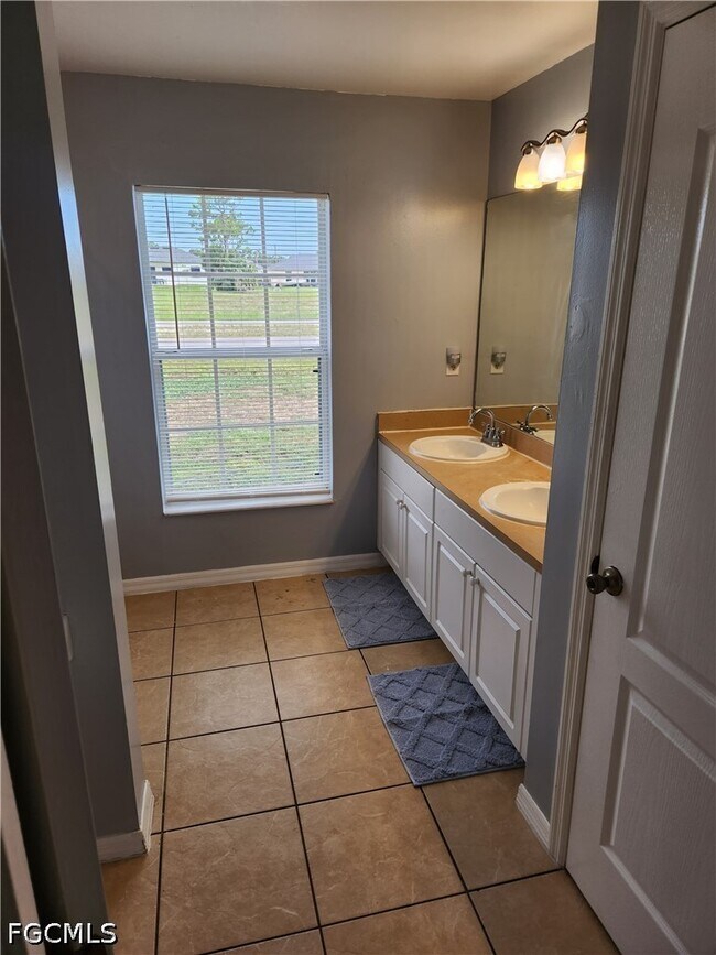 Building Photo - 1627 S Gator Cir