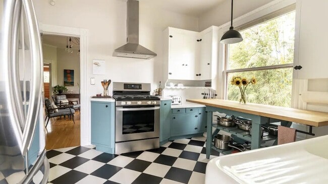 Building Photo - 1608 Bath St