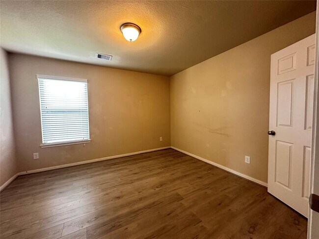 Building Photo - 15610 Whisper Woods Dr