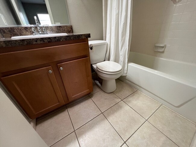 Building Photo - Audubon Park 2/2 Corner Unit Villa with La...