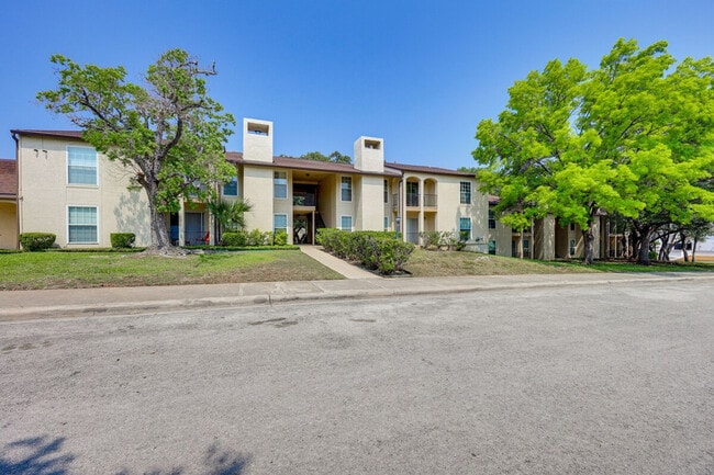 Building Photo - 8702 Village Dr