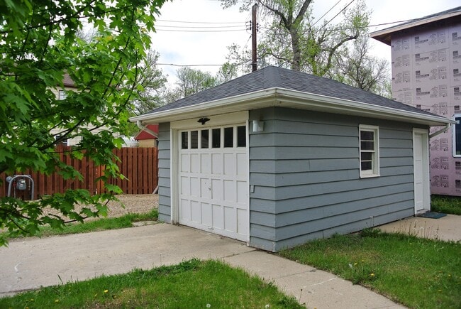 Building Photo - 2 Bedroom House!