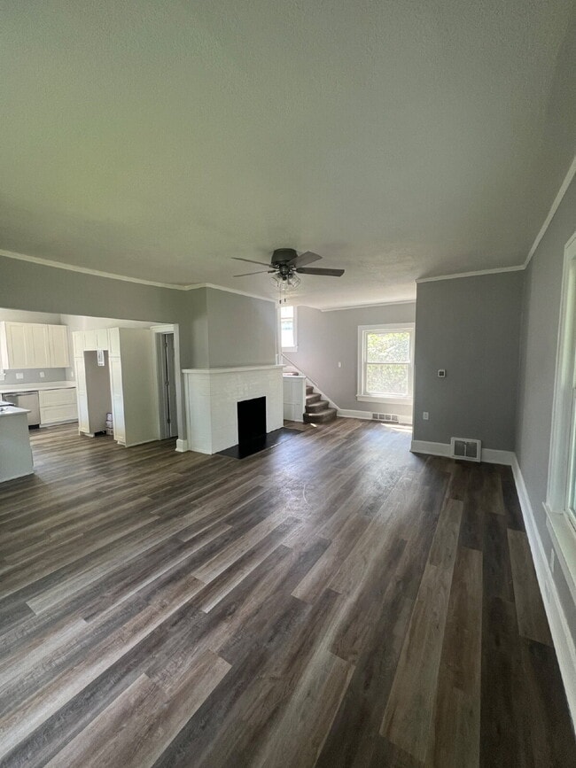 Building Photo - 3 bedroom / 2 bathroom home with Fenced Ba...