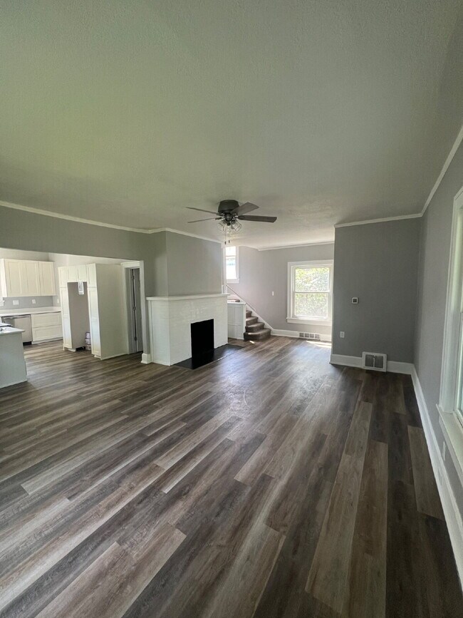 Building Photo - 3 bedroom / 2 bathroom home with Fenced Backyard For Rent on the Popular Kingman Blvd!