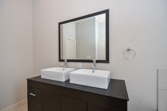 Building Photo - 748 W 16th St