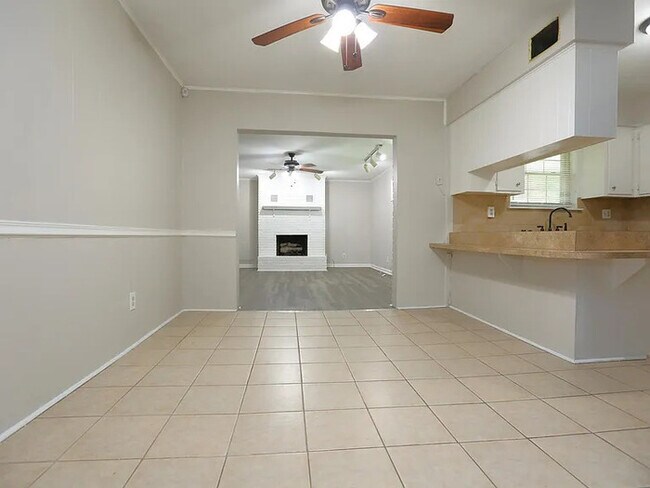 Building Photo - 3 bedroom 2 bathroom
