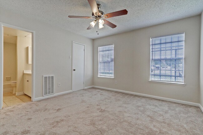 Building Photo - 3131 Southwest Fwy