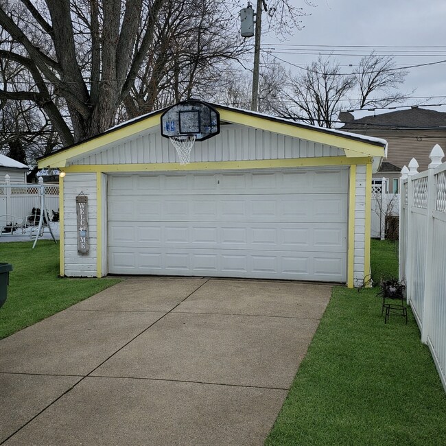 Building Photo - 3BR / 2BA Home in St. Clair Shores w/ Finished Basement, 3-Season Room & 2-Car Garage