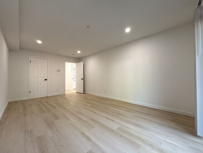 Building Photo - Newly Renovated 2BR/2BA First-Floor Condo ...