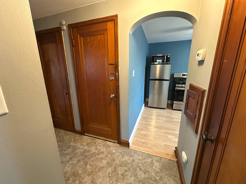 Hallway/Unit Entrance - 5327 W Keefe Ave