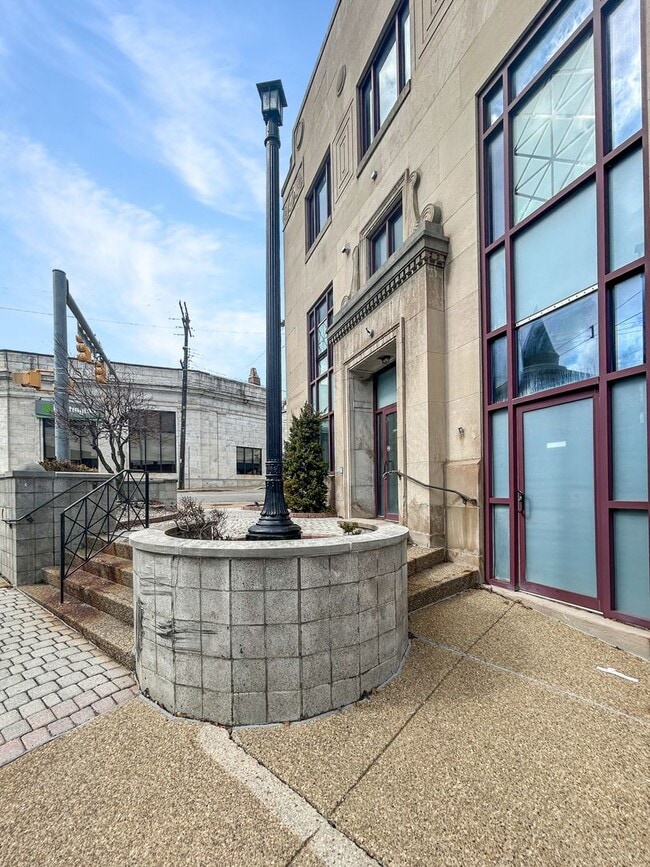 Building Photo - 101 E Lincoln Ave