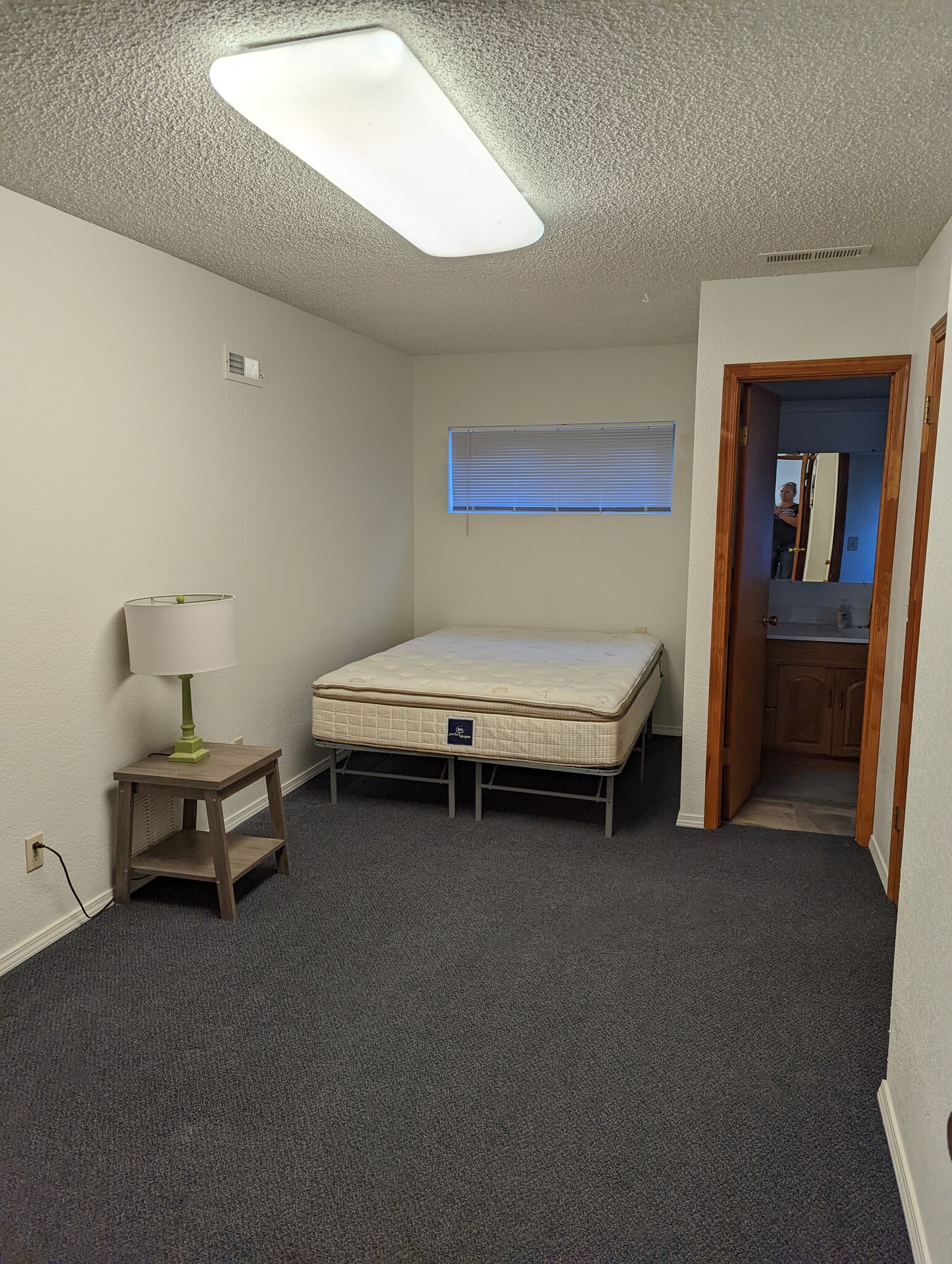 Large 1 bedroom - 605 Flora St