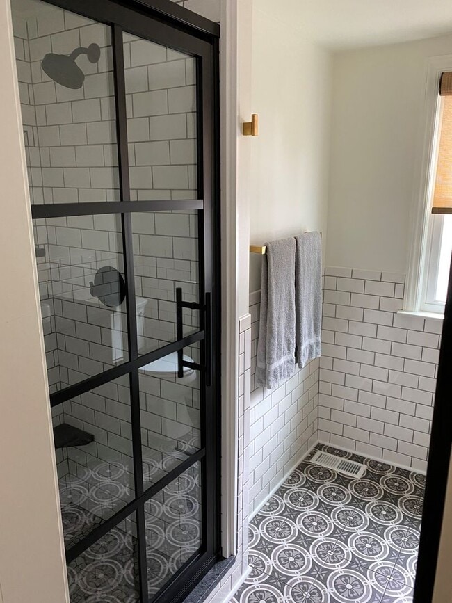 Building Photo - Renovated 3-bed, 2-bath home close to scho...