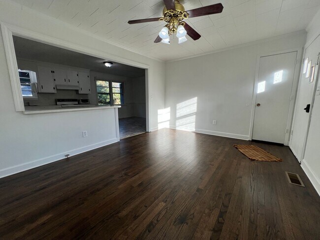 Building Photo - 3 Bed, 1 Bath, Brick Ranch with Attached Carport