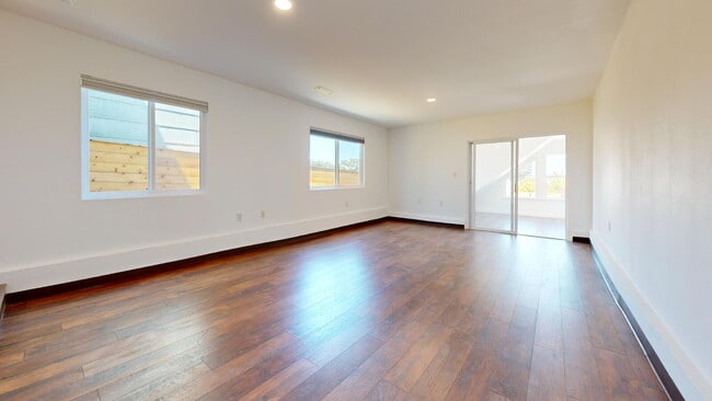 Building Photo - Spacious 3BD/3BA Home with Sunroom, Renova...