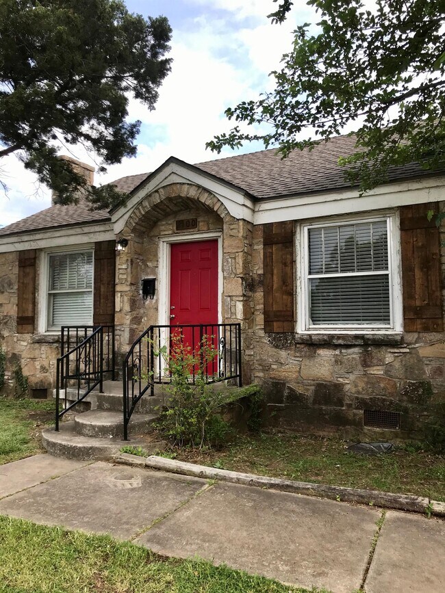 Primary Photo - 2100 NW 33rd St