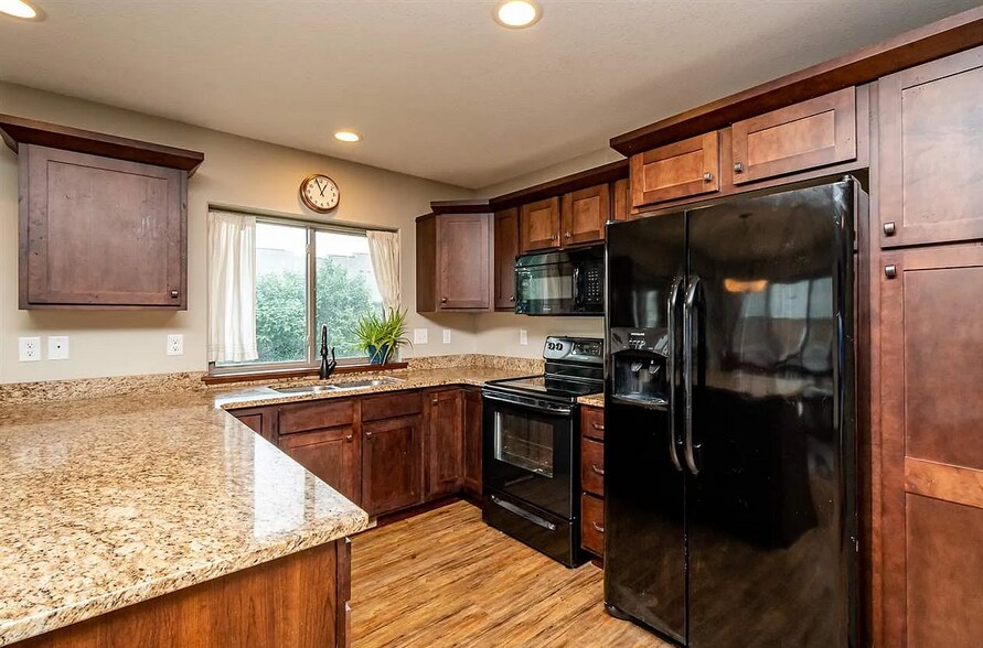 Building Photo - 930 Stinocher St