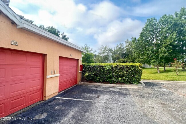 Building Photo - 610 Fairway Dr