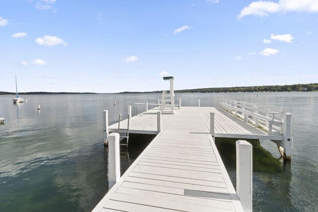 Building Photo - 163 N Lakeshore Dr