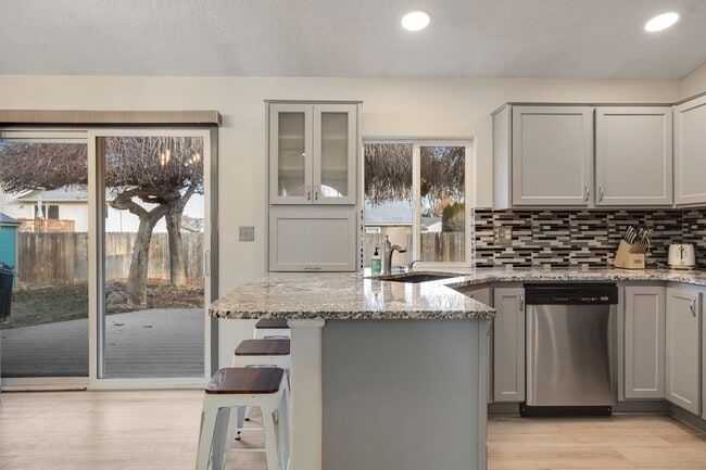 Building Photo - Furnished 3-Bedroom Home with Fenced Yard - Pet Friendly