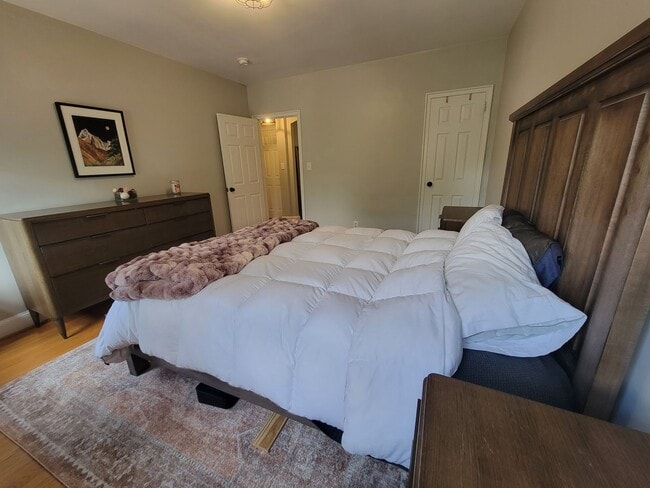 Building Photo - Fabulous, Furnished, Spacious 2BR with balcony in Alexandria