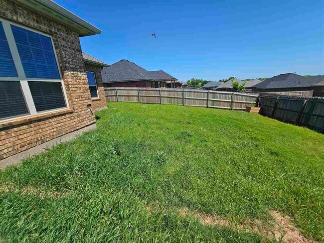 Building Photo - 6 NE Summerwood Dr