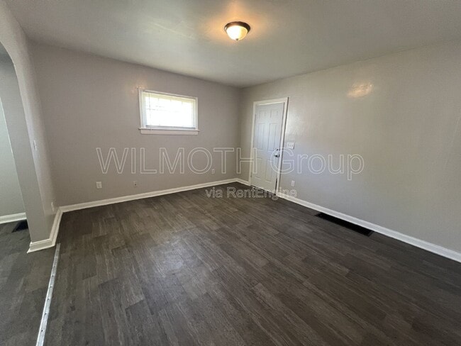 Building Photo - 320 N Sherman Dr