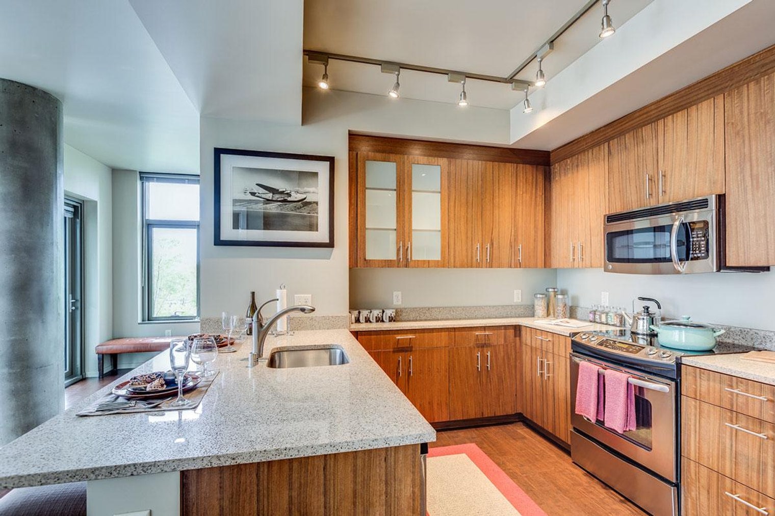 Building Photo - 2101 6th Ave