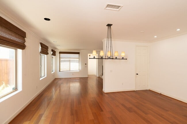 Building Photo - 3 Bedroom Townhome in Crown Point – Pacific Beach