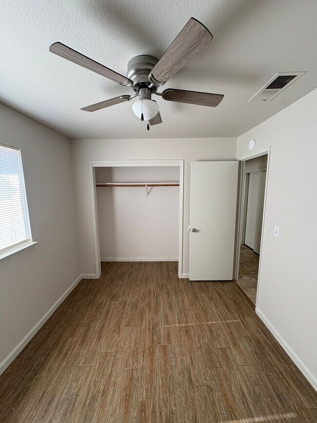 Building Photo - 4 Bed 2 Bath Single Family Home in Hanford!