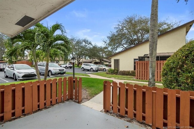 Building Photo - 8085 SE Villa Cir