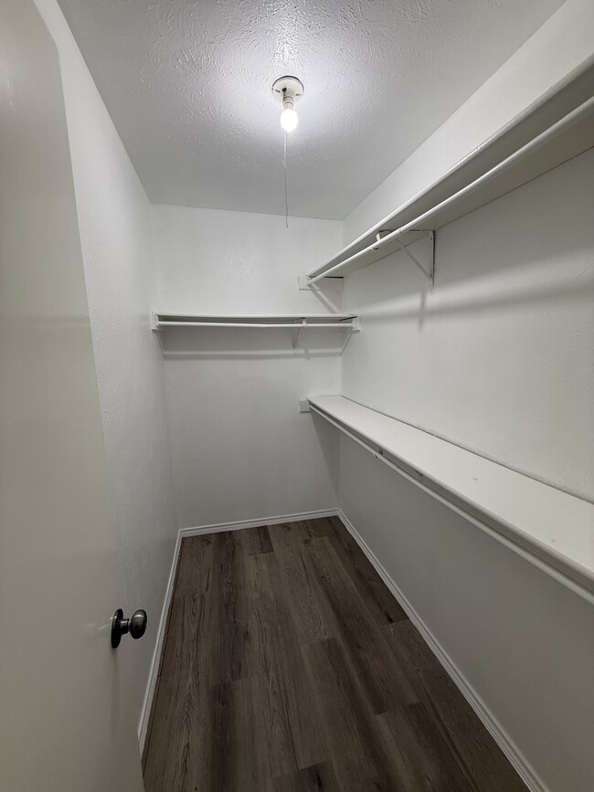 Building Photo - 125 London Ln