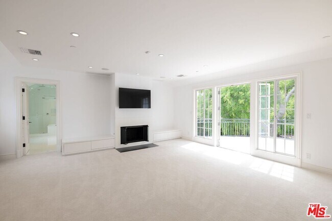 Building Photo - 1115 N Beverly Dr