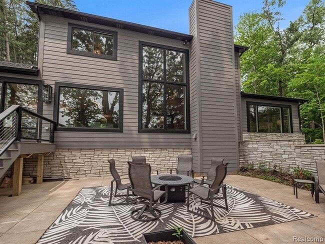 Building Photo - 3511 Lakecrest Dr