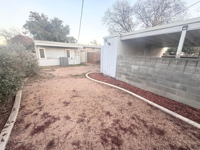 Building Photo - 1111 N Carrizo St