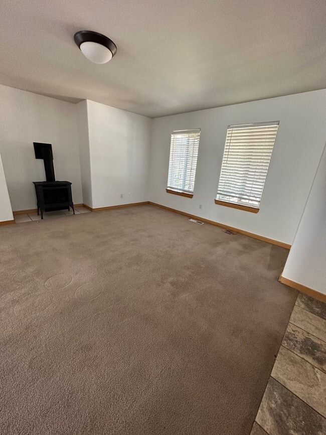 Building Photo - Bring the DOG! 3 Bdrm located in Westside Pines, All Appliances, Newer Paint In & Out, Double Gar...